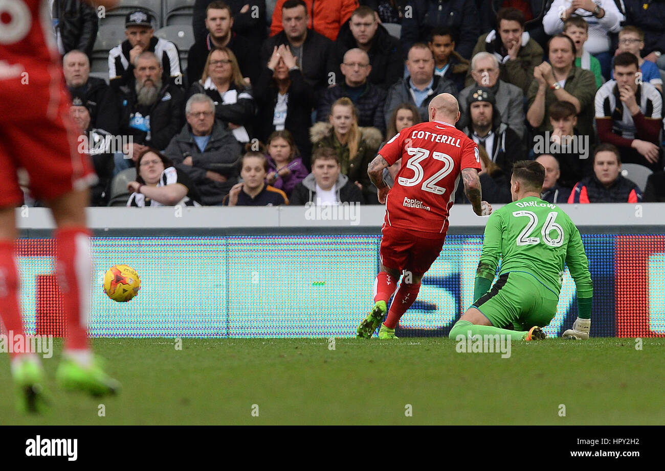 Bristol City's David Cotterill bat Newcastle United gardien Karl Darlow pour marquer son deuxième but de la partie au cours de la Sky Bet Championship match à St James' Park, Newcastle. Banque D'Images