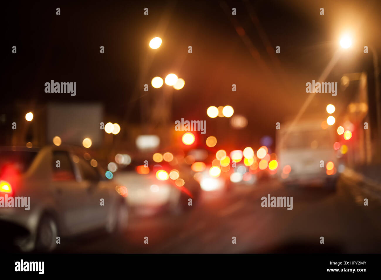 L'éclairage des rues de la ville de nuit lanternes et voitures. Banque D'Images
