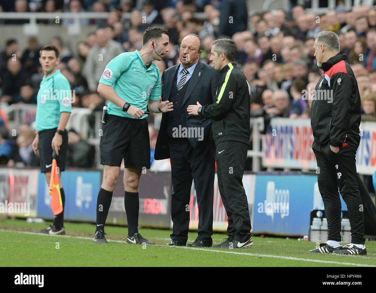 Newcastle United manager Rafael Benitez est parlé à l'arbitre par Chris Kavanagh et quatrième officiel Darren Bond au cours de la Sky Bet Championship match à St James' Park, Newcastle. Banque D'Images