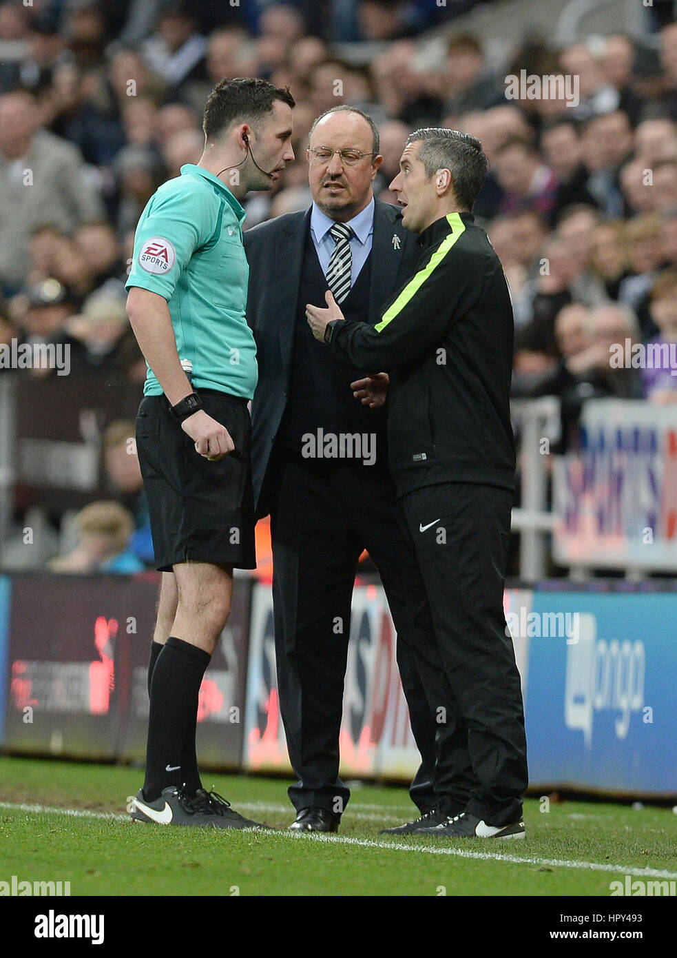 Newcastle United manager Rafael Benitez est parlé à l'arbitre par Chris Kavanagh et quatrième officiel Darren Bond au cours de la Sky Bet Championship match à St James' Park, Newcastle. Banque D'Images