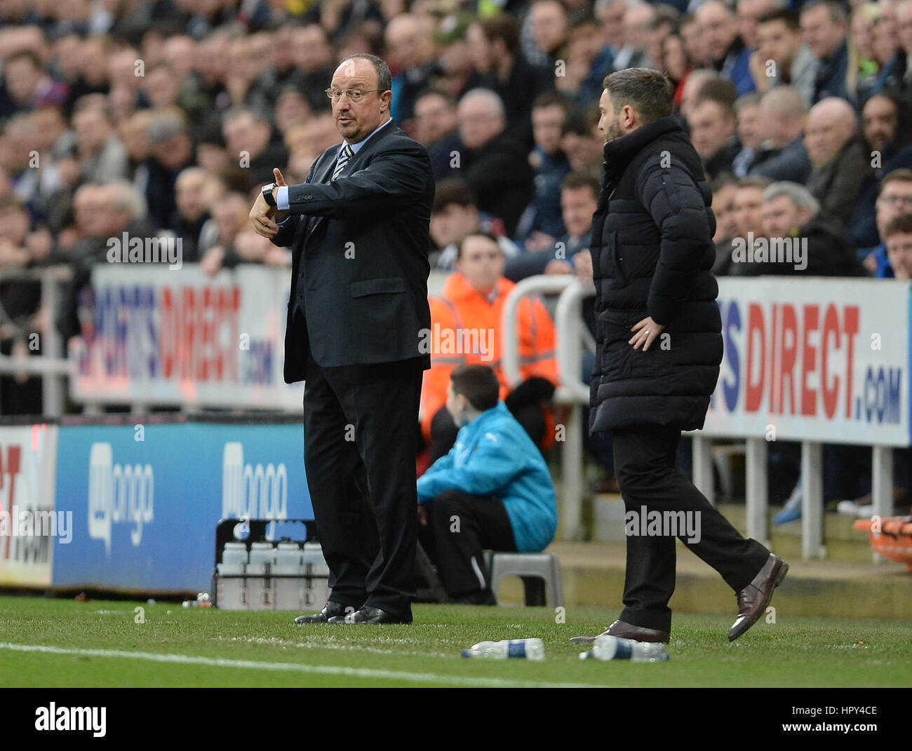 Newcastle United manager Rafael Benitez points à sa montre lors de la Sky Bet match de championnat à St James' Park, Newcastle. Banque D'Images