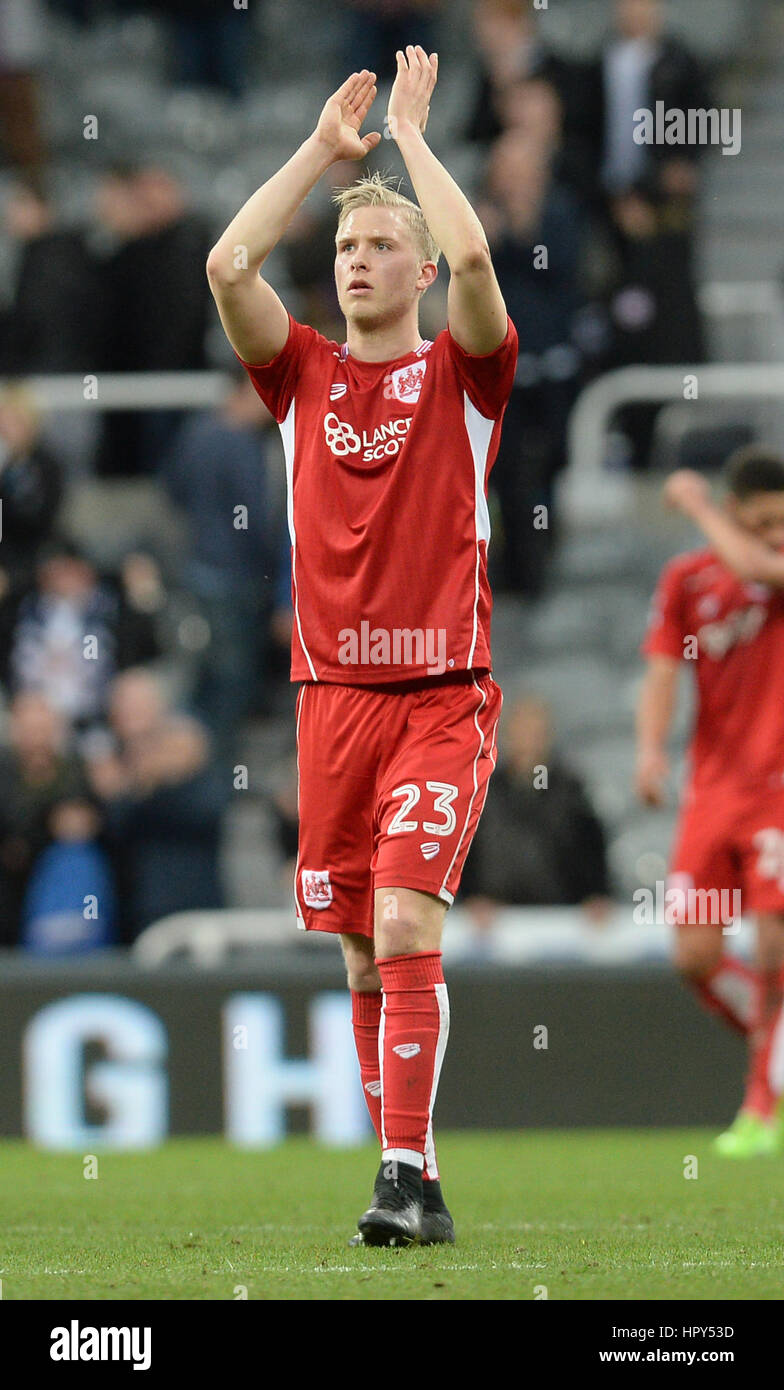 Le Hordur Magnusson de Bristol City applaudit les fans après le match du championnat Sky Bet à St James' Park, Newcastle. APPUYEZ SUR ASSOCIATION photo. Date de la photo: Samedi 25 février 2017. Voir PA Story FOOTBALL Newcastle. Le crédit photo devrait se lire: Anna Gowthorpe/PA Wire. RESTRICTIONS : aucune utilisation avec des fichiers audio, vidéo, données, listes de présentoirs, logos de clubs/ligue ou services « en direct » non autorisés. Utilisation en ligne limitée à 75 images, pas d'émulation vidéo. Aucune utilisation dans les Paris, les jeux ou les publications de club/ligue/joueur unique. Banque D'Images