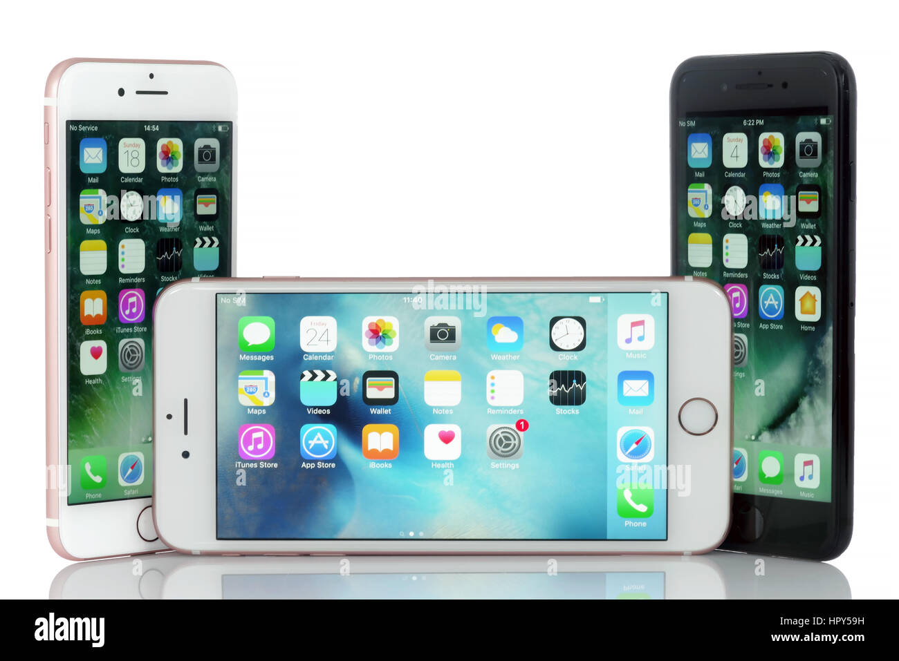 Koszalin, Pologne- 24 février 2017 : l'iPhone 7 noir et rose iPhone 6, 6 Plus. Affichage des applications périphériques sur l'écran d'accueil. Le téléphone intelligent Banque D'Images