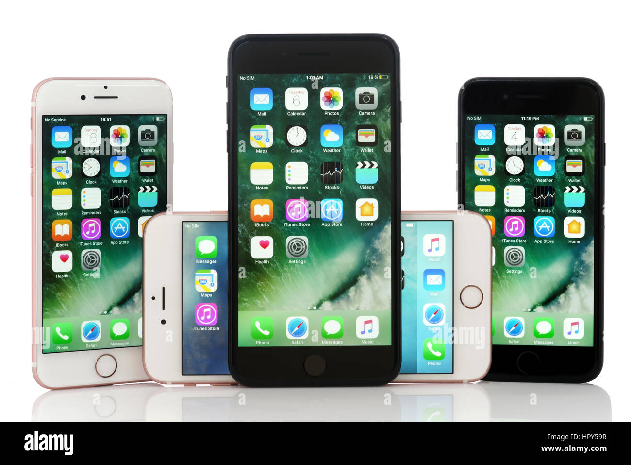 Koszalin, Pologne- 24 février 2017 : l'iPhone 7 noir, 7 rose iPhone 6 et plus, 6 Plus. Affichage des applications périphériques sur l'écran d'accueil. Le SMA Banque D'Images