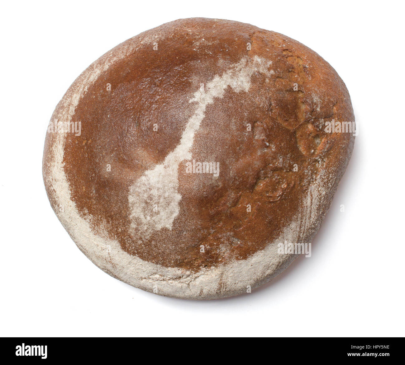 Une miche de pain fraîchement cuit au four recouverte de farine de seigle dans la forme de la Norvège.(série) Banque D'Images