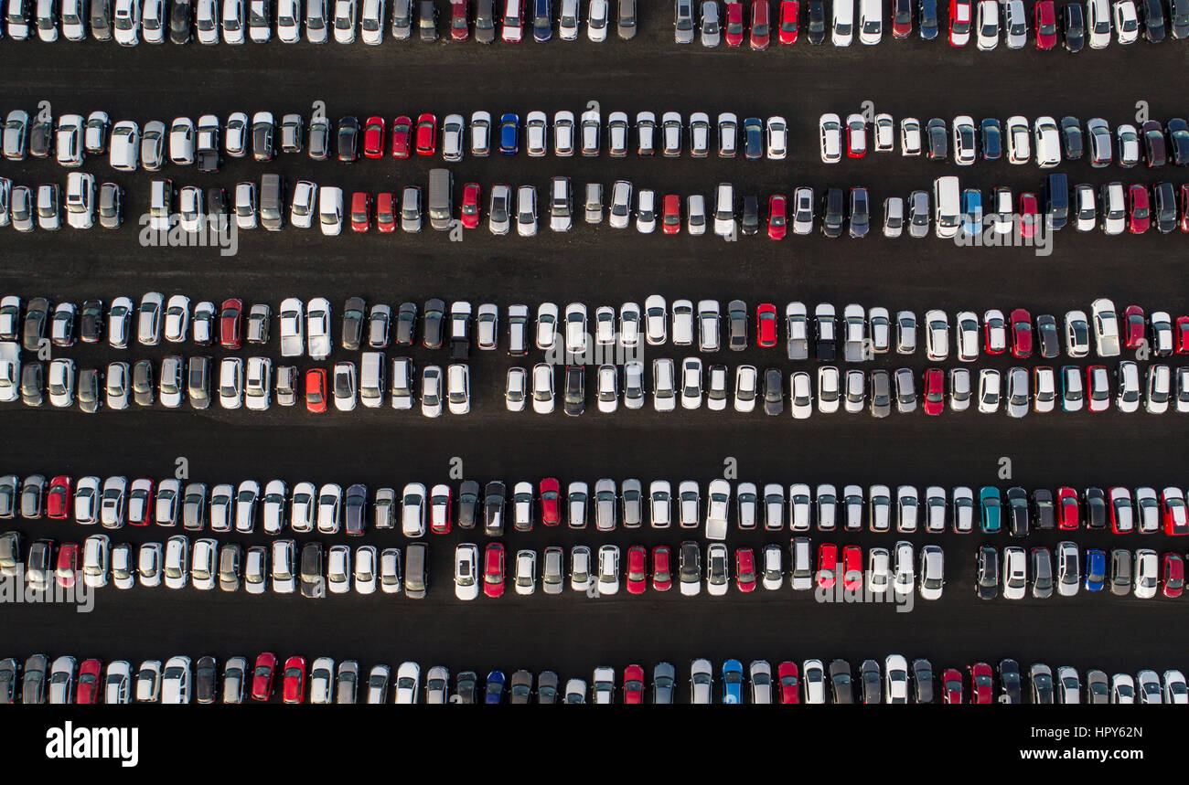 Image aérienne de rangées de voitures en stationnement Banque D'Images