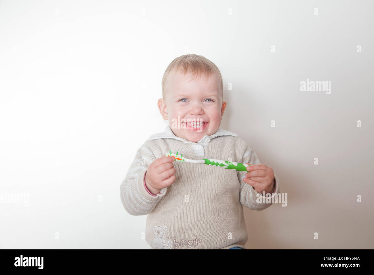 Petite fille se brosser les dents isolé sur fond blanc Banque D'Images