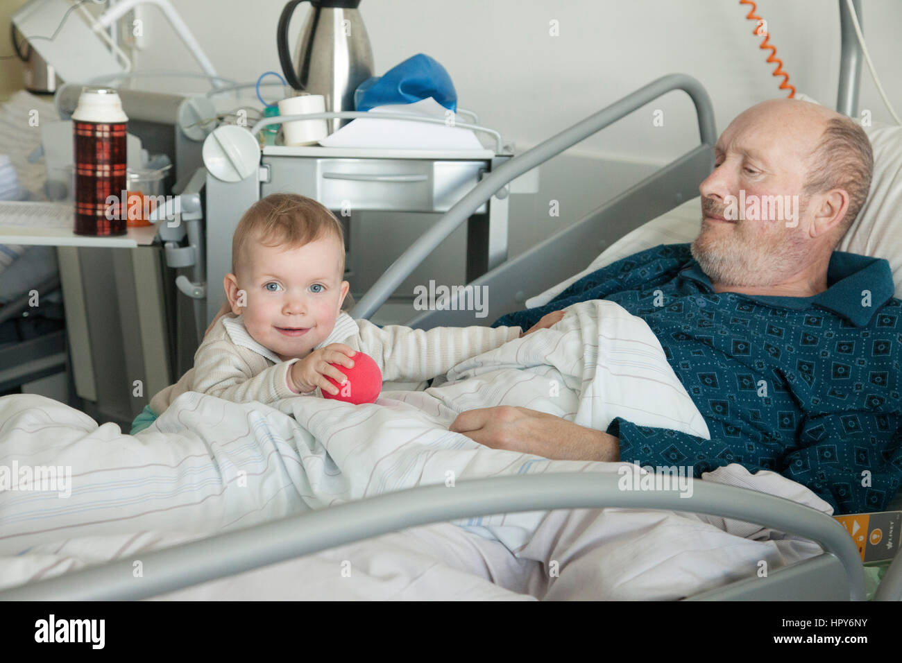 Patient In Hospital Bed Banque D'Images