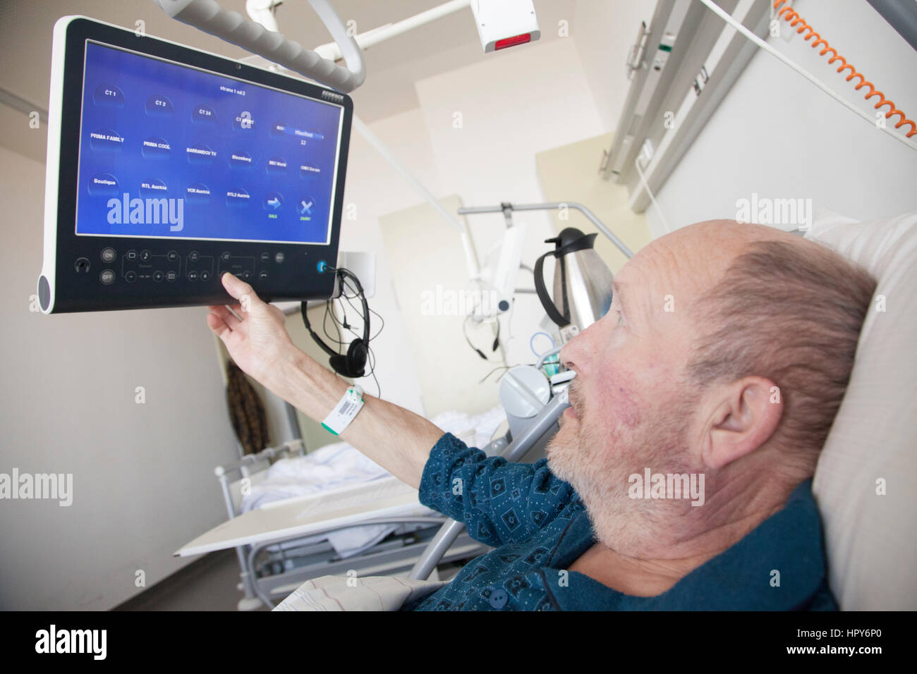 Patient In Hospital Bed Banque D'Images