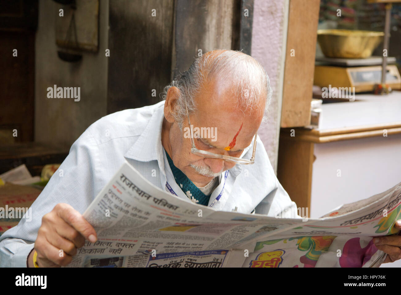 Man reading newspaper Banque D'Images