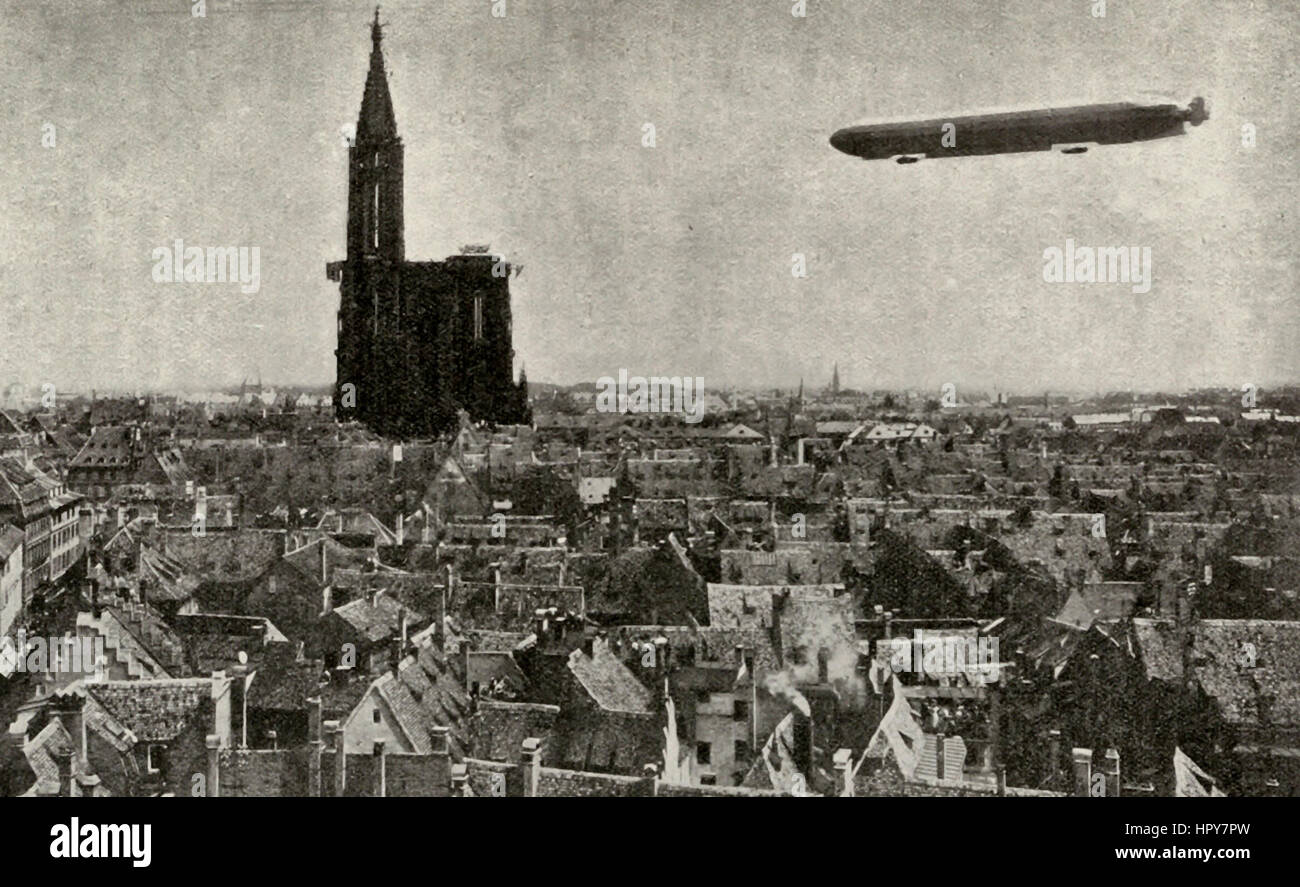 Zeppelin IV arrondissement Strasbourg Cathédrale Spire pendant le voyage qui s'est terminée à sa destruction totale à Echterdingen Banque D'Images