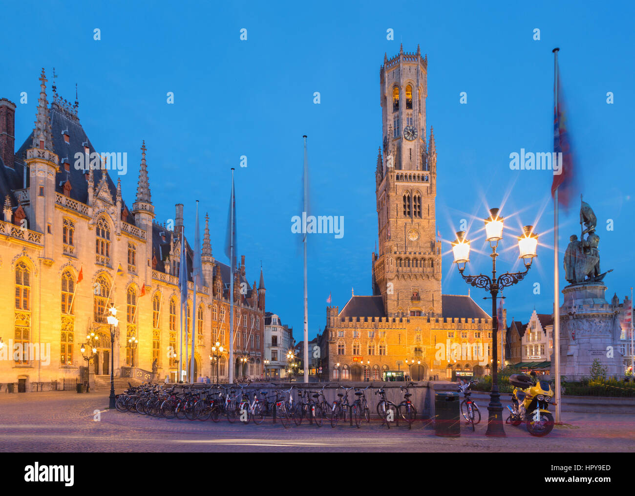 Bruges - Grote Markt, à la tombée du soir. Belfort van Brugge et Provinciaal Hof et bâtiments et mémorial de Jan Breydel et Pieter De Coninck. Banque D'Images