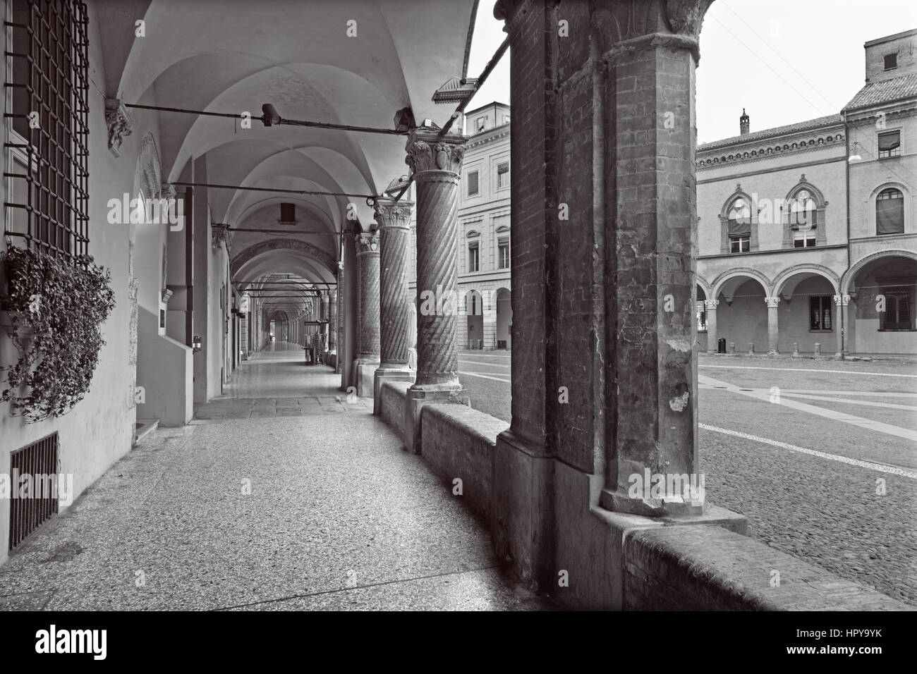 Bologna - Les arcades de Saint Stephen square ou la Piazza San Stefano en matinée. Banque D'Images