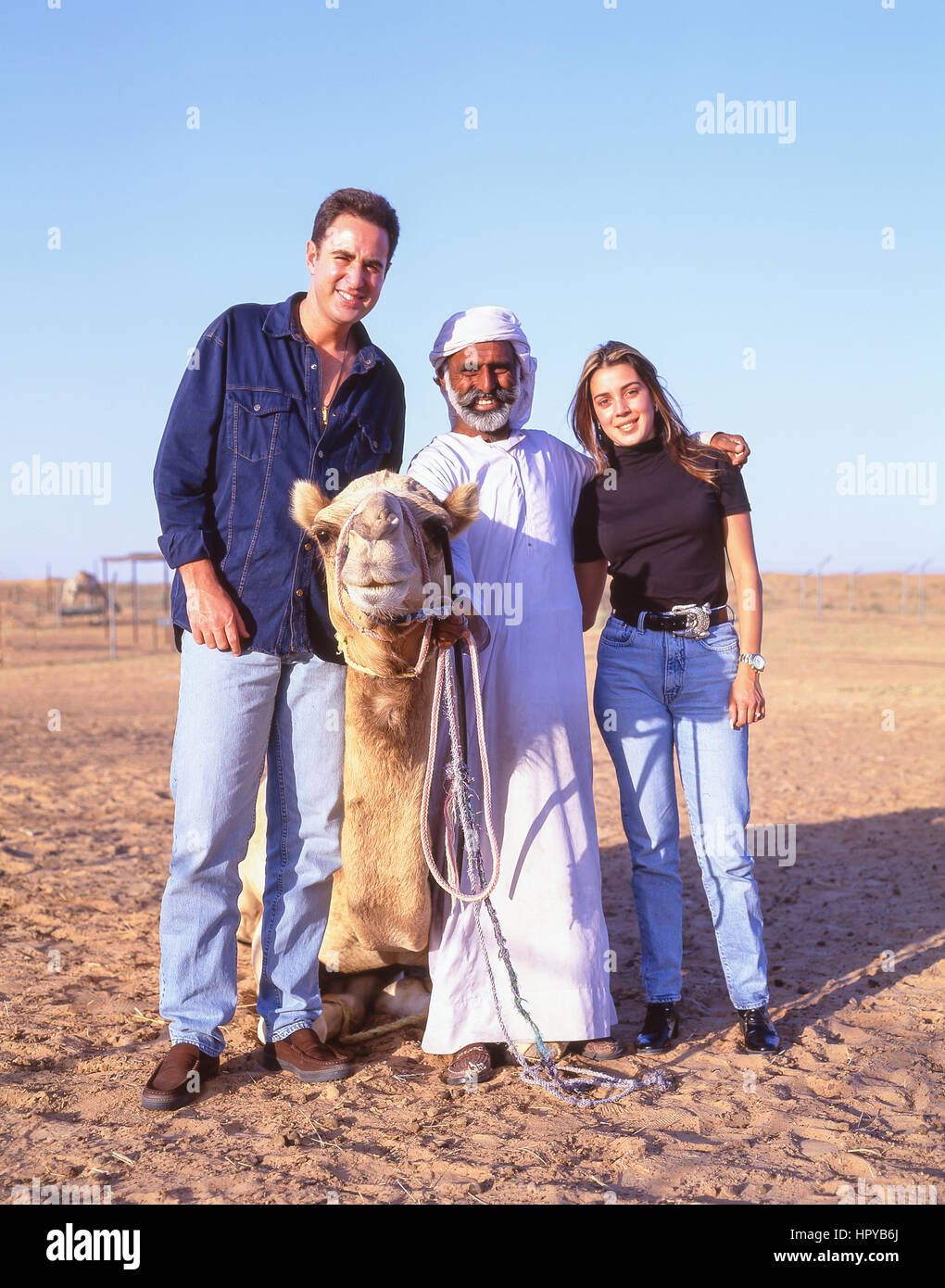 Smiling chamelier avec jeune couple, Désert de Dubaï, Dubaï, Émirats Arabes Unis Banque D'Images