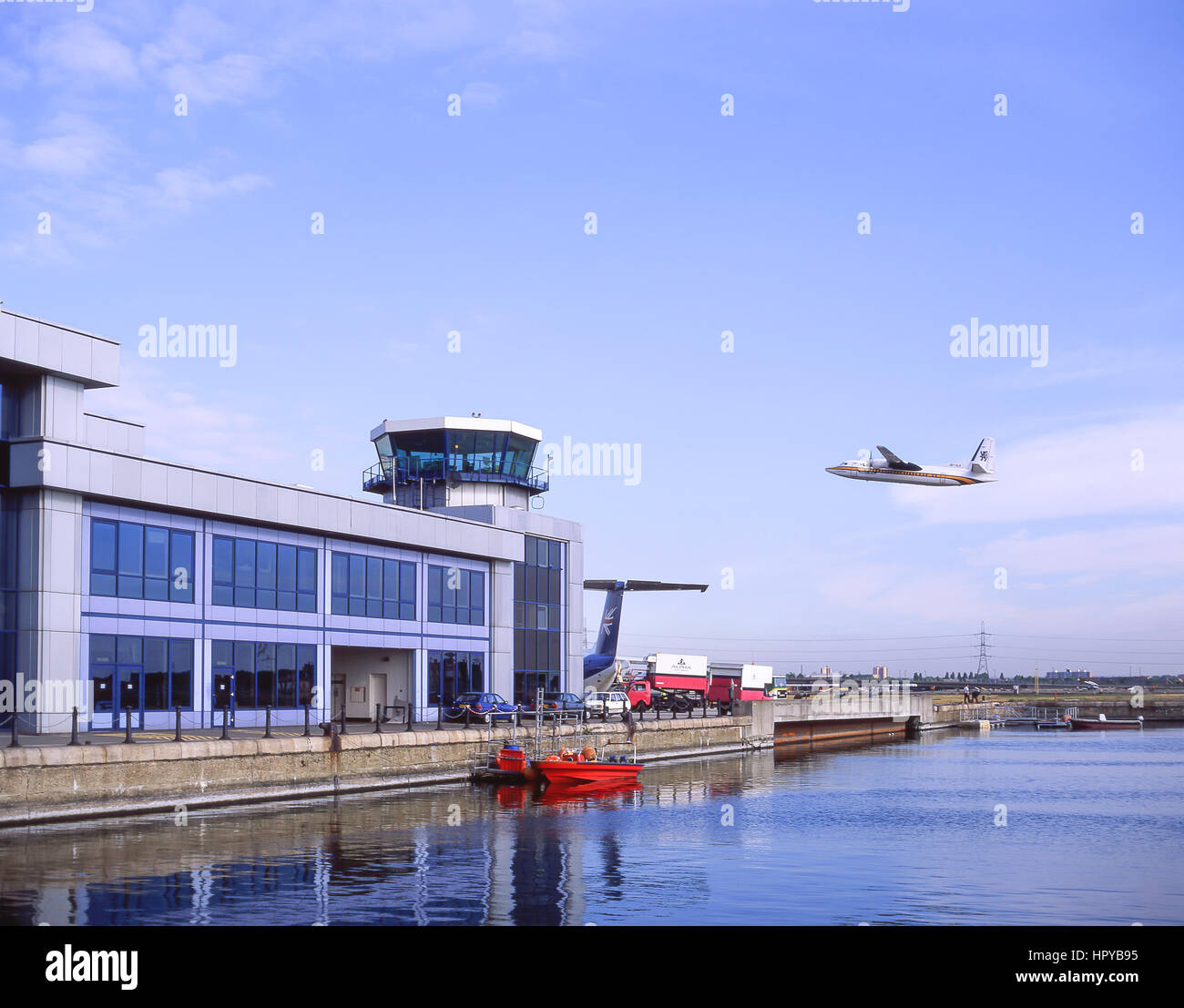 Les petits avions qui atterrissent à l'aéroport de London City, London, Greater London, Angleterre, Royaume-Uni Banque D'Images
