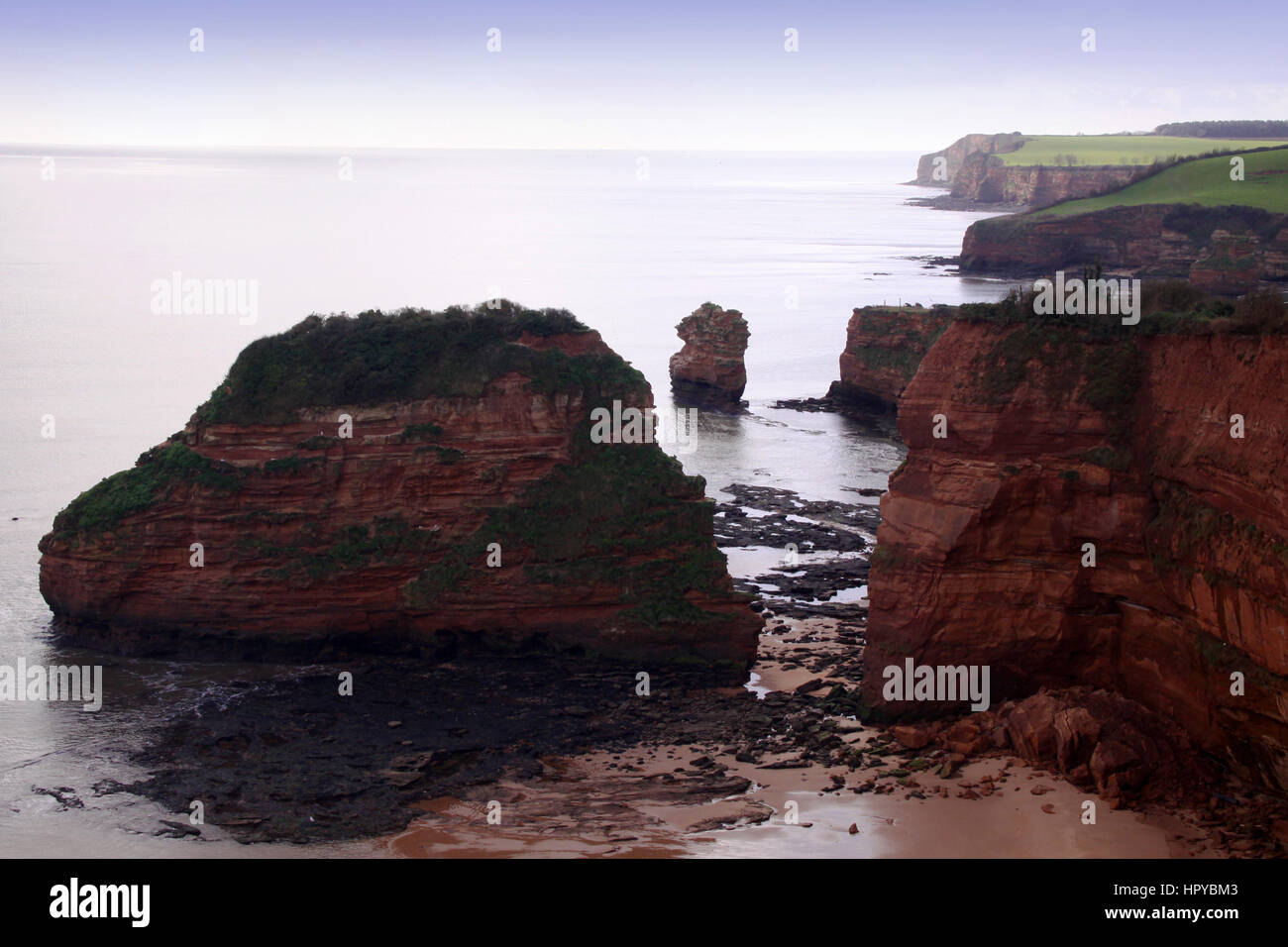 Ladram Bay à roches permanent, Devon, y compris l'Otter Rock. Banque D'Images