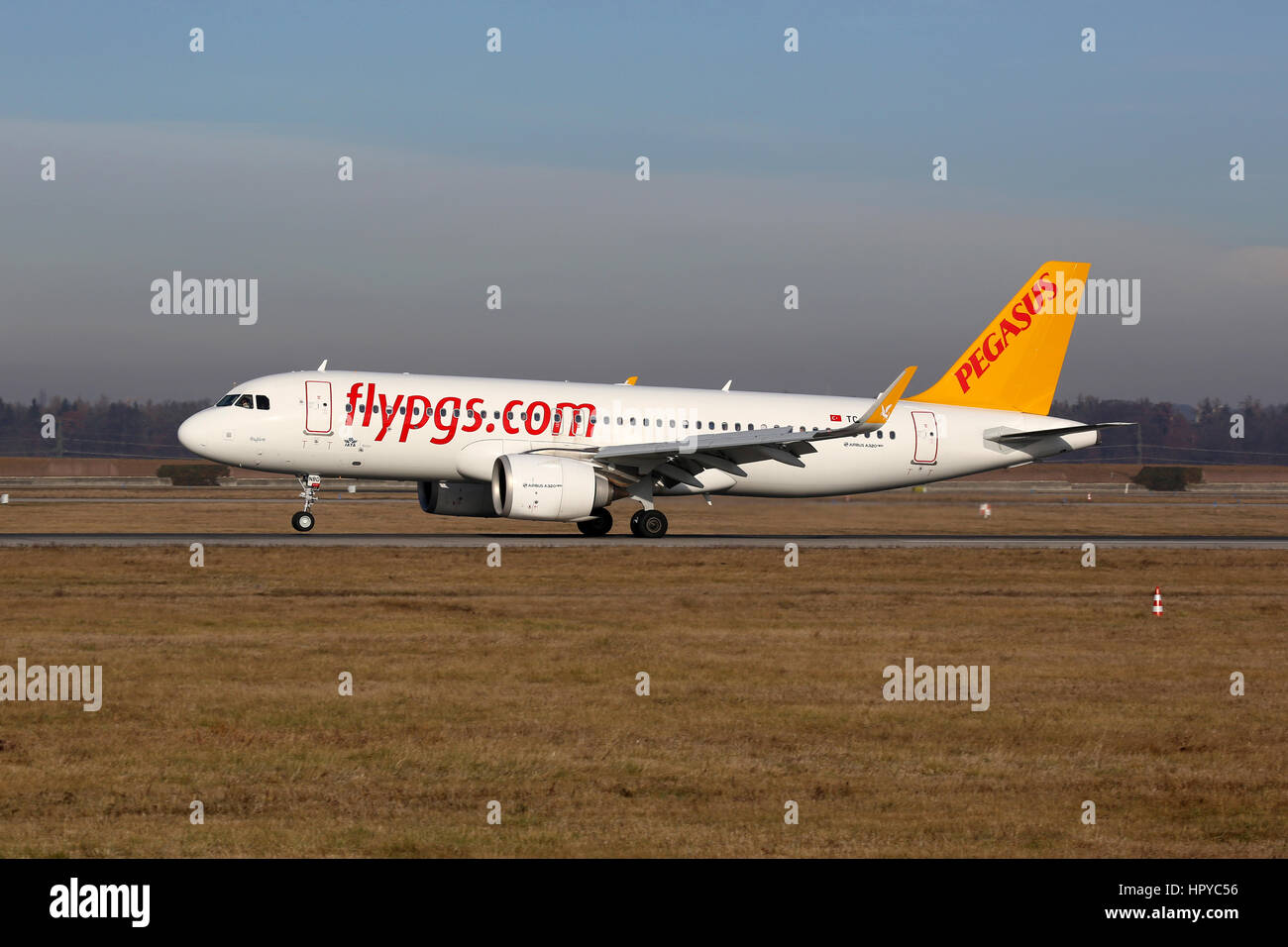 Stuttgart, Allemagne - le 22 décembre 2016 : un pegasus airlines Airbus A320neo avec le tc-d'inscription, le jour ouvré suivant, à l'atterrissage à l'aéroport de Stuttgart (STR) en Allemagne. Banque D'Images