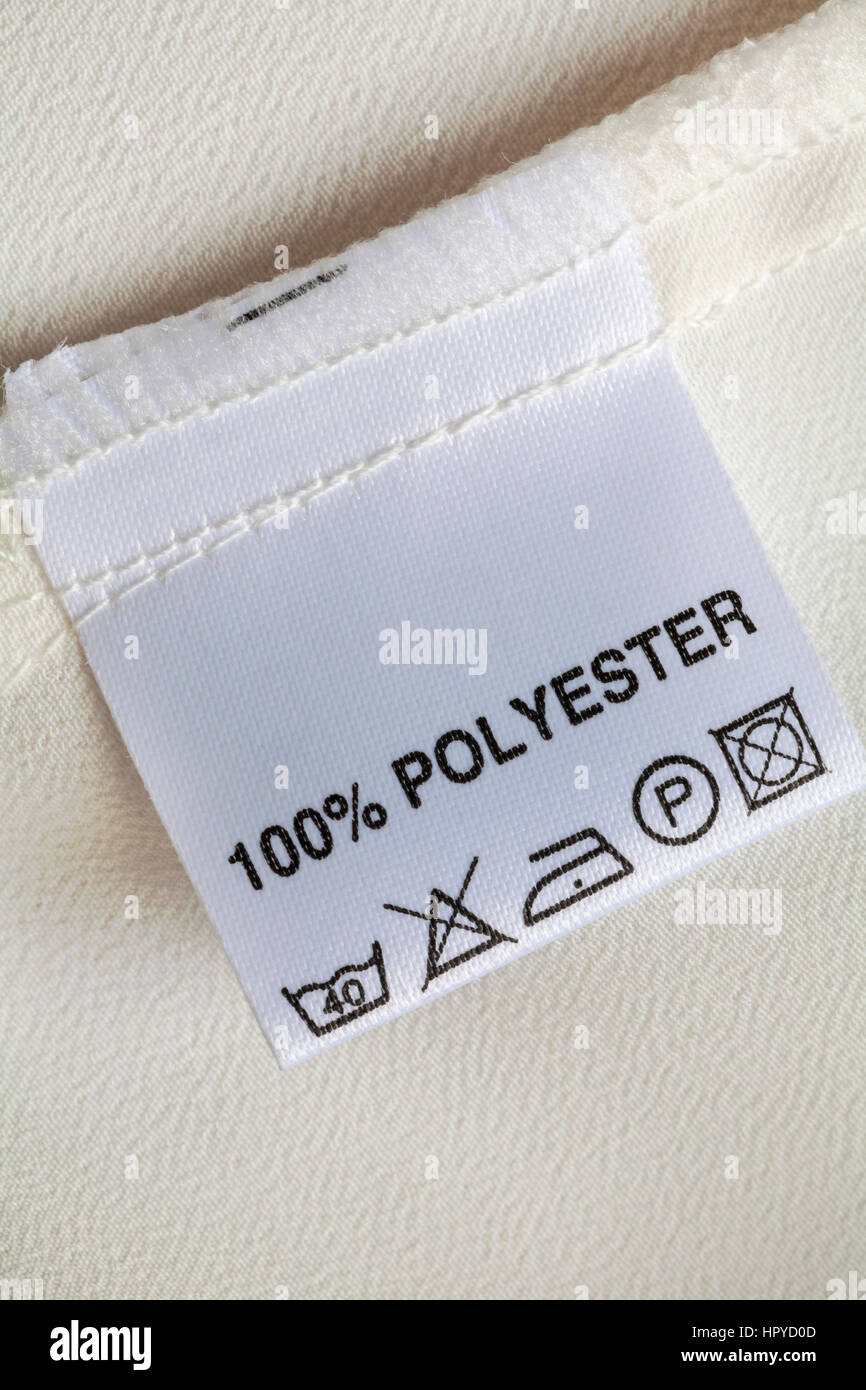 100 % polyester label dans la blouse de femme avec soin les instructions de lavage symboles Banque D'Images