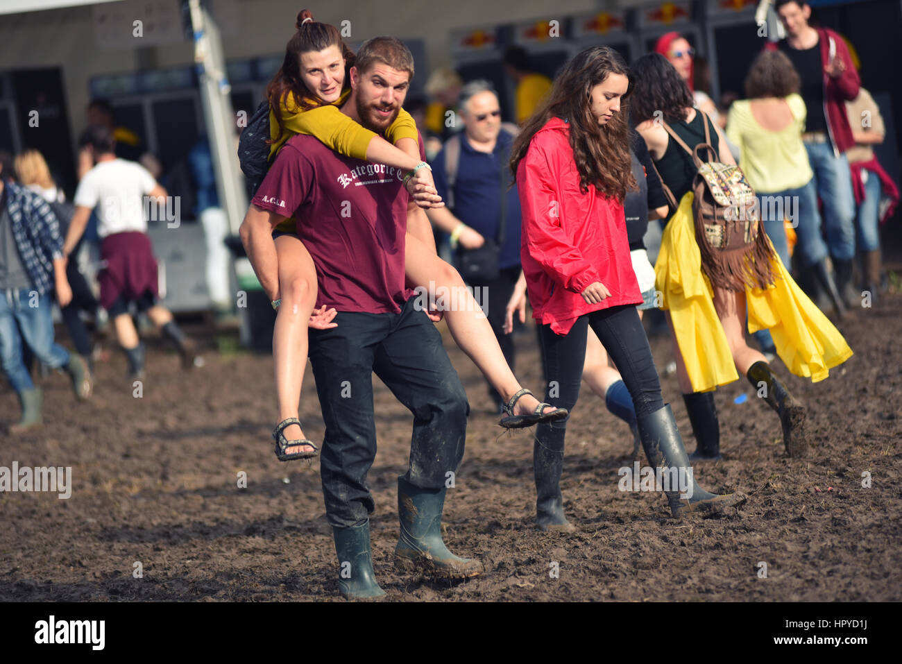 BONTIDA POUR, Roumanie - 16 juillet 2016 : Les personnes qui vivent des jours pluvieux à Electric Castle Festival. Après 3 jours de pluie de la zone du festival est devenu Banque D'Images