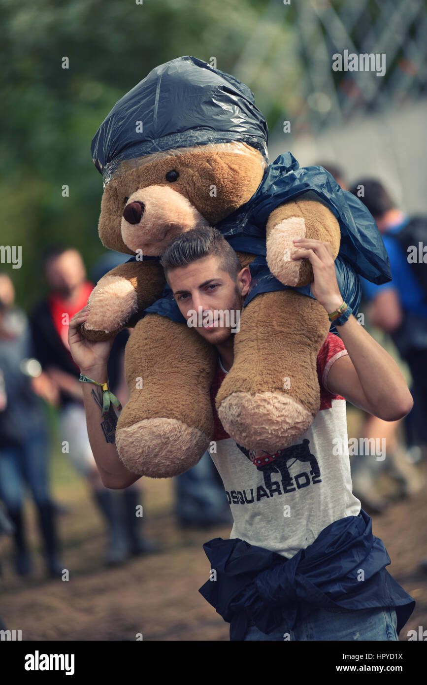 BONTIDA POUR, Roumanie - 16 juillet 2016 : Les personnes qui vivent des jours pluvieux à Electric Castle Festival. Après 3 jours de pluie de la zone du festival est devenu Banque D'Images