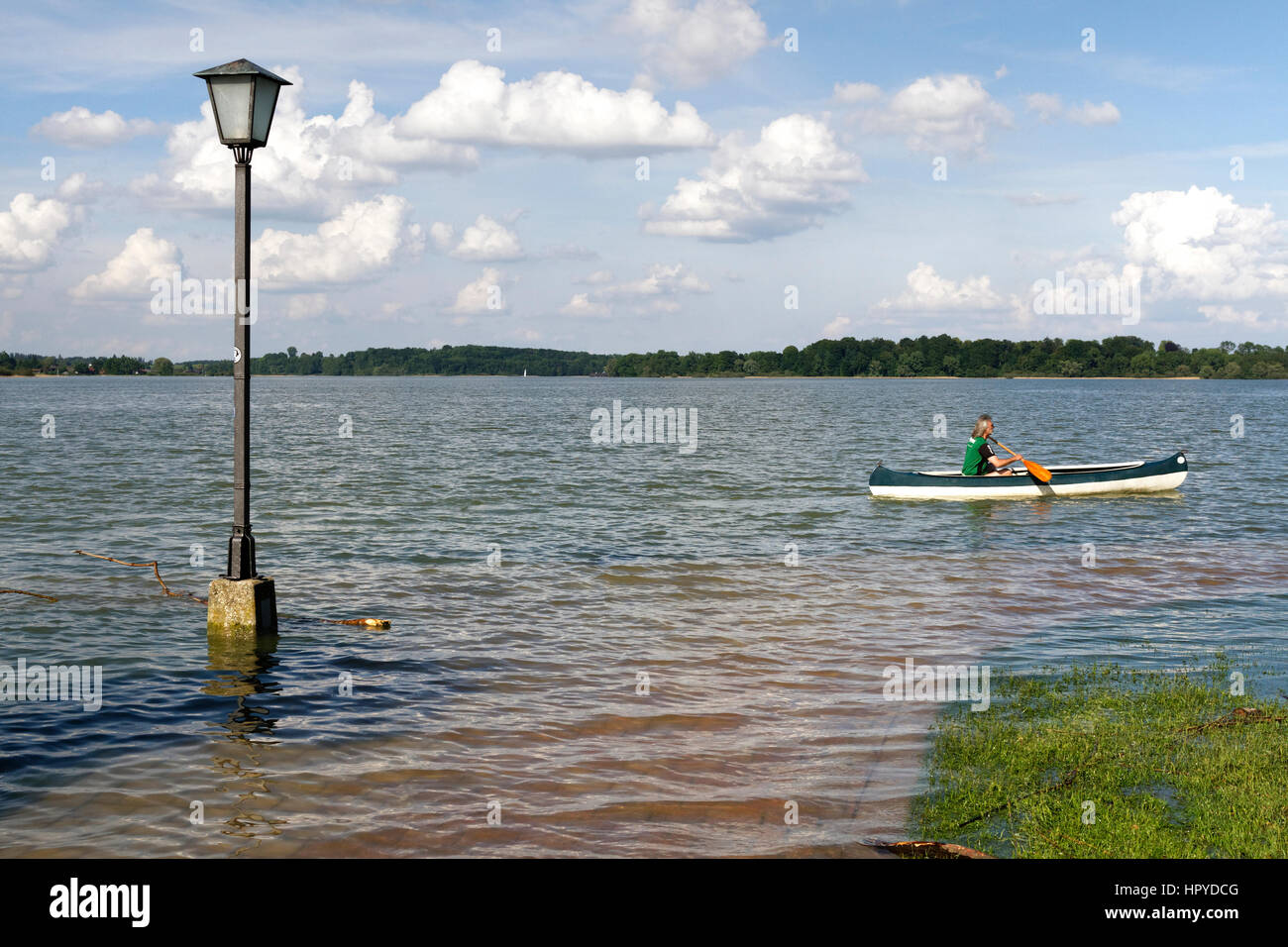 Chiemsee Inondation, juin 2013, pôle de lumière dans l'eau et en passant, Caonoe Stock Prien, péninsulaire, Chiemgau Haute-bavière Allemagne Europe Banque D'Images