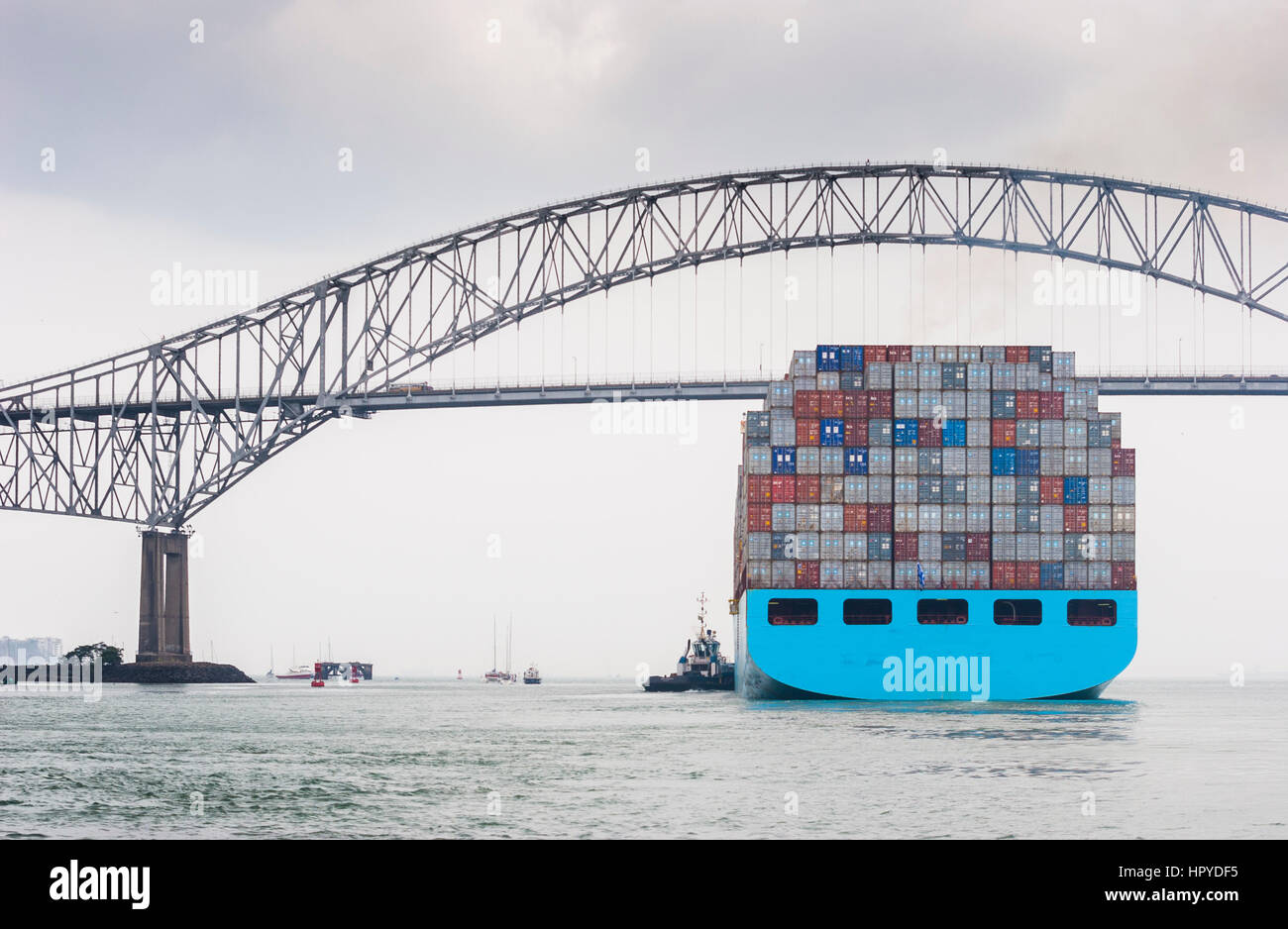 Containervessel grand passé le pont des Amériques au Panama city Banque D'Images