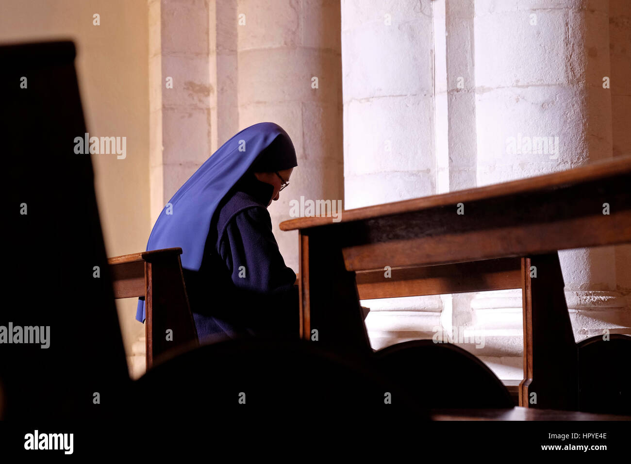 Une religieuse catholique prie à l’intérieur de l’église appartenant aux Arméniens catholiques et appelée « notre Dame du spasme. » À la station 4th de la croix marquant le lieu où Jésus a rencontré sa mère, la Vierge Marie, également connue sous le nom de Sainte Maria dans la rue via Dolorosa Vieille ville Jérusalem-est Israël Banque D'Images