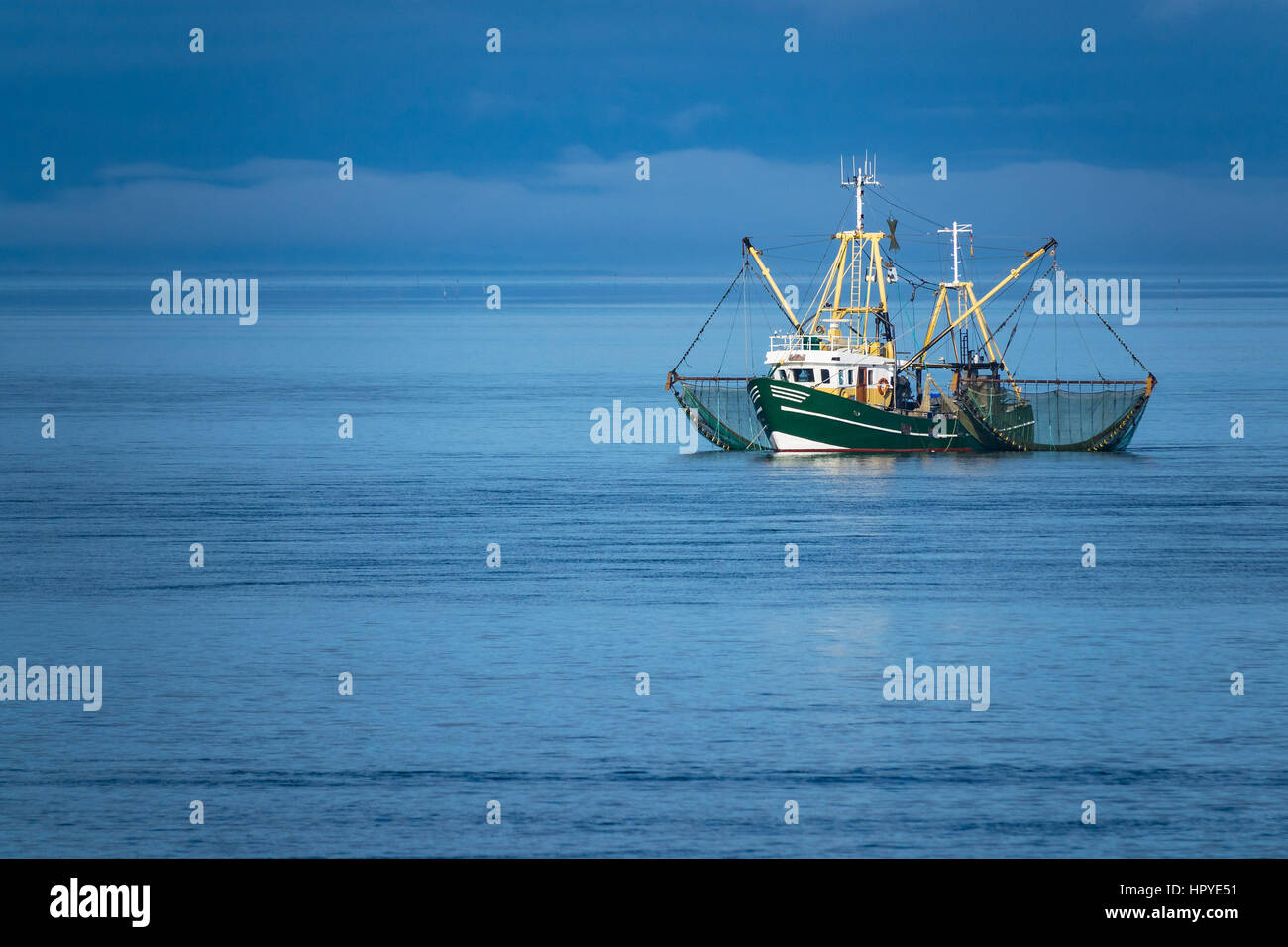 Bateau de crevettes sur la mer du Nord, de l'Allemagne. Banque D'Images
