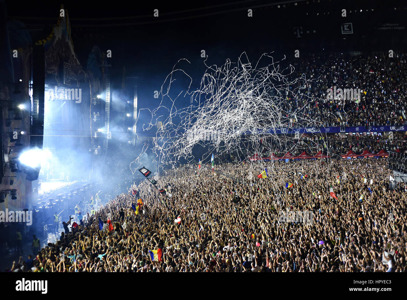 CLUJ-NAPOCA, ROUMANIE - 7 août, 2016 canons à confettis : jeter et courants de plus de faire la fête à la foule lors d'un Dj Armin van Buuren live concert à Untold fes Banque D'Images