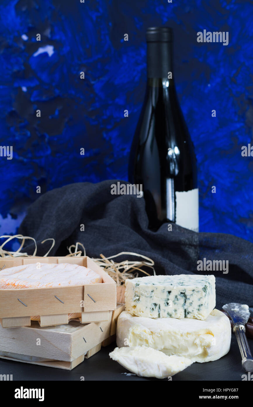 Les fromages français pierre noire sur le plateau et bouteille de vin rouge Banque D'Images
