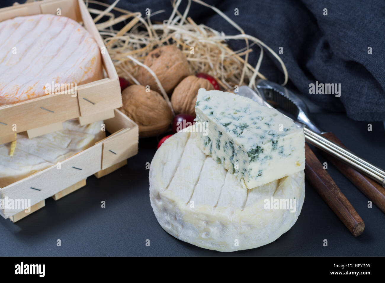 Les fromages français sur plateau en pierre noire Banque D'Images