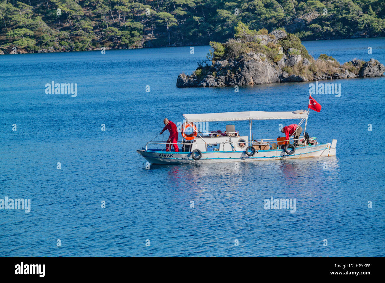 Bateau de pêche des pêcheurs sur la pêche dans les baies gocek turquie, balikci teknesinde avlayan balik balikcilar gocek koyu turkiye Banque D'Images