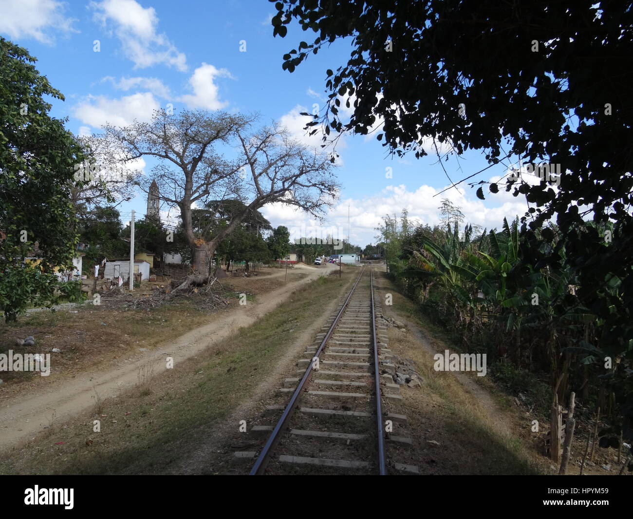 Ligne de chemin de fer passe à travers la campagne, Cuba Banque D'Images