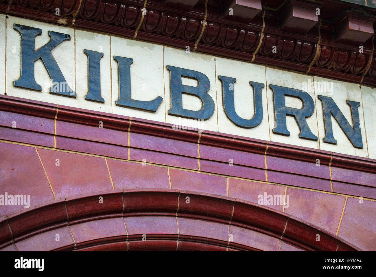 Le sol carrelé traditionnel de l'extérieur de la station de métro Kilburn Park, à Londres. Banque D'Images