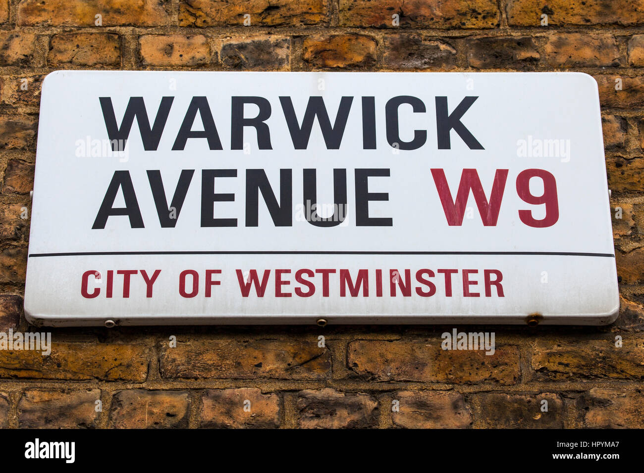 Une plaque de rue pour Warwick Avenue à l'ouest de Londres, Royaume-Uni. Banque D'Images