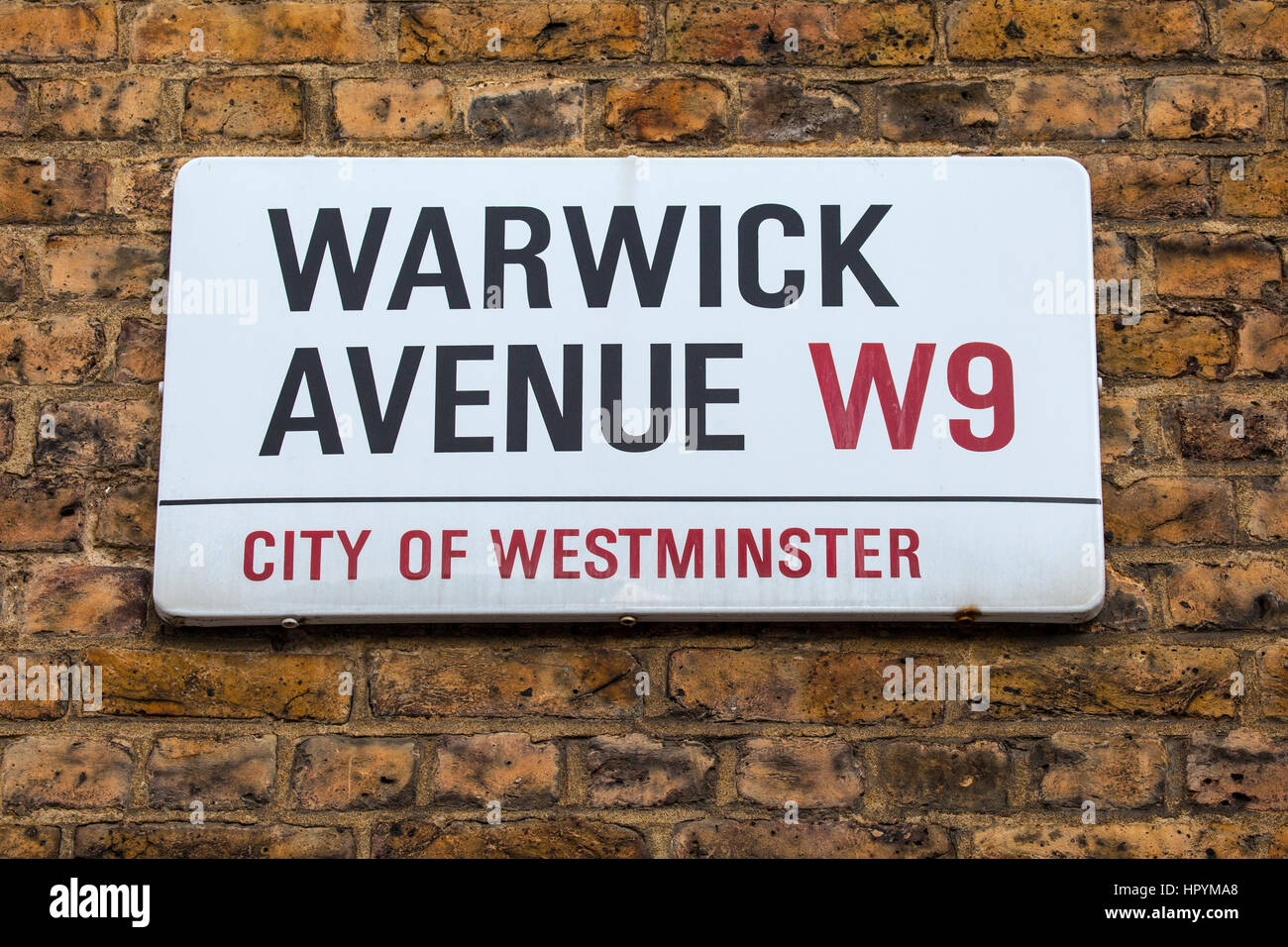 Une plaque de rue pour Warwick Avenue à l'ouest de Londres, Royaume-Uni. Banque D'Images