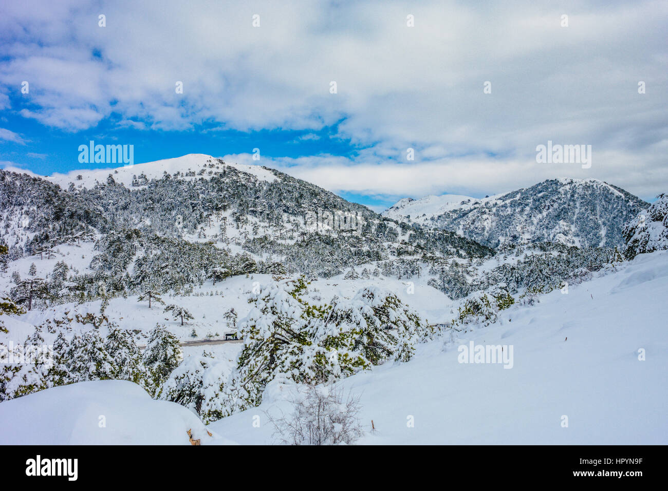 Scène d'hiver forêt et mountan en Turquie,à proximité des montagnes de la côte méditerranéenne d'Antalya fethiye Banque D'Images