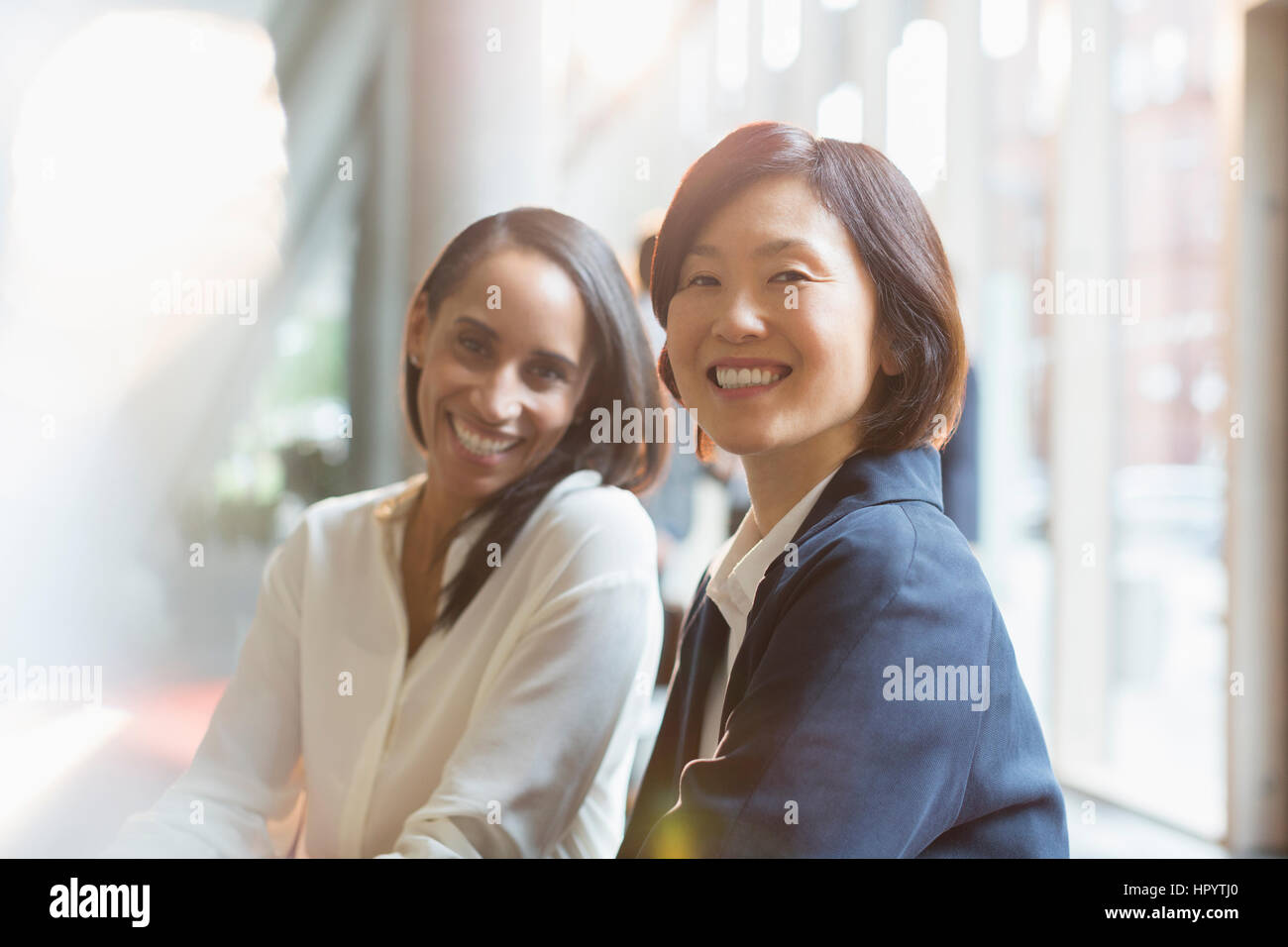 Portrait confiant smiling businesswomen Banque D'Images