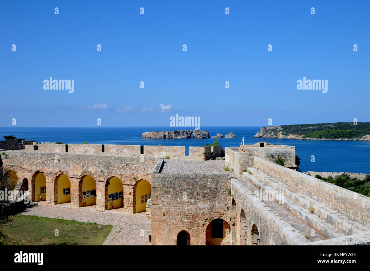 Vue depuis l'Neokastro dans la ville côtière de Pylos. La baie de Navarin avec ses îles rocheuses peut être vu dans l'arrière-plan. Banque D'Images