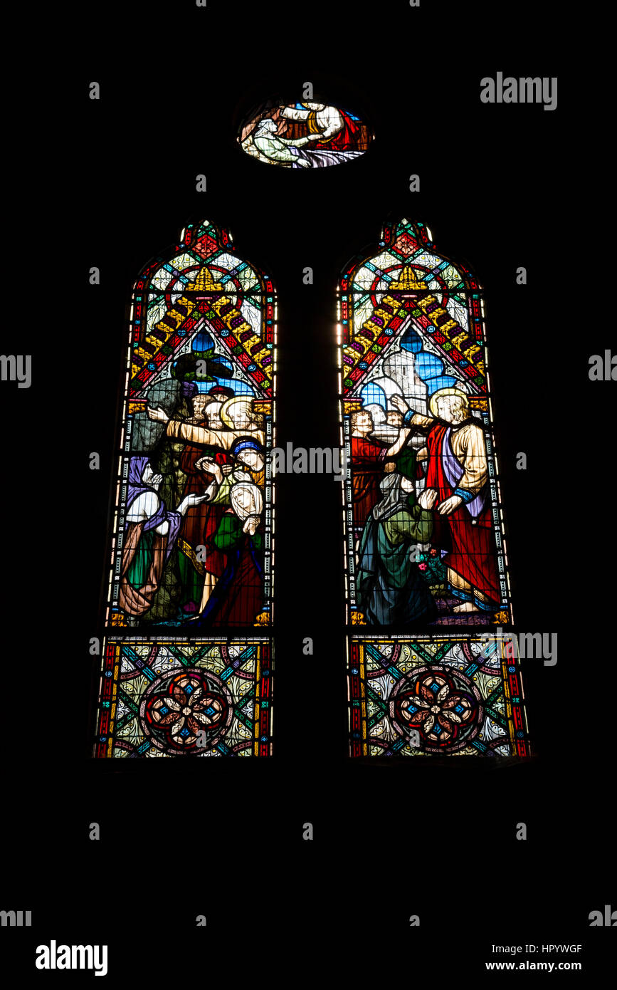 Vitrail dans la petite église à Hackness, North Yorkshire, Angleterre. Banque D'Images