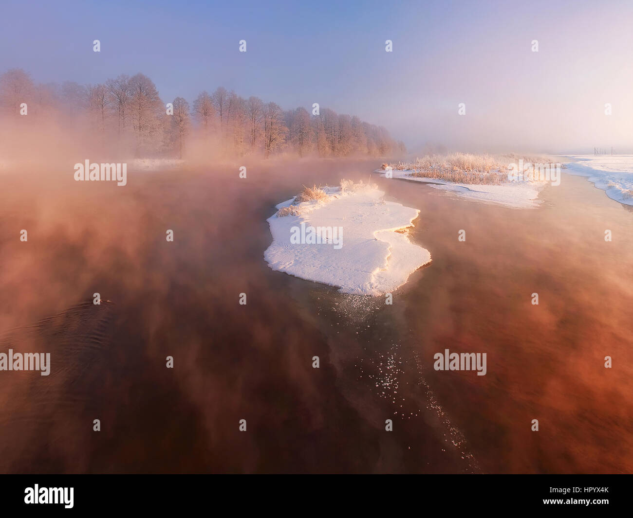 Hiver brouillard lever du soleil sur le lac avec brouillard brun Banque D'Images