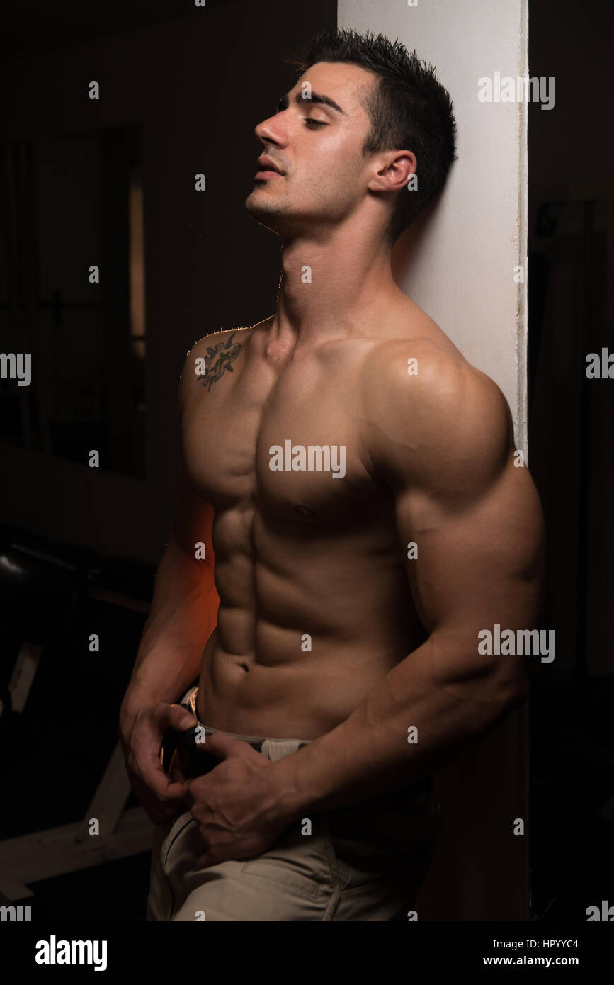 L homme Muscl Se Reposant Apr s Exercices Portrait D un Jeune Homme l-homme-muscl-se-reposant-apr-s-exercices-portrait-d-un-jeune-homme