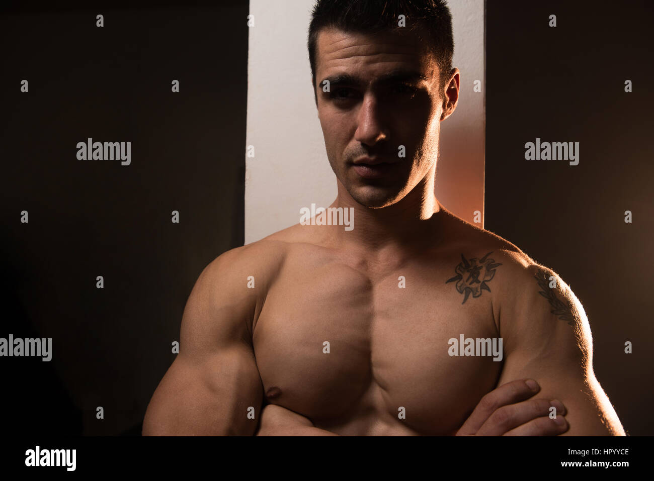 Bel homme Face Close Up Portrait dans la salle de sport Banque D'Images