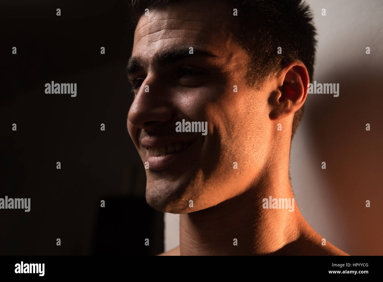 Bel homme Face Close Up Portrait dans la salle de sport Banque D'Images