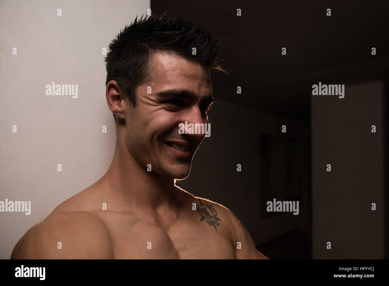 Bel homme Face Close Up Portrait dans la salle de sport Banque D'Images