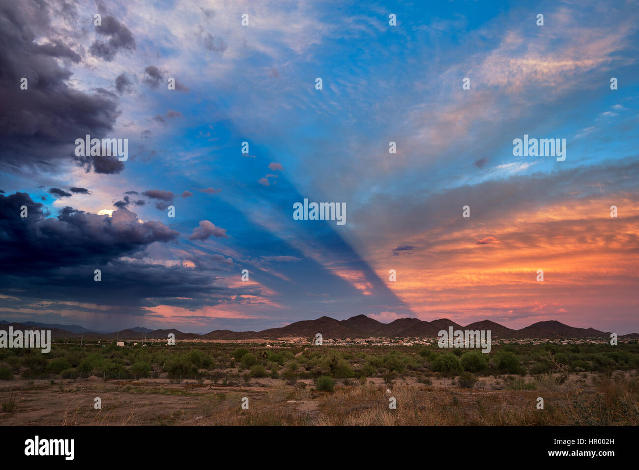 Anti-Crepuscular les rayons de lumière au coucher du soleil Banque D'Images