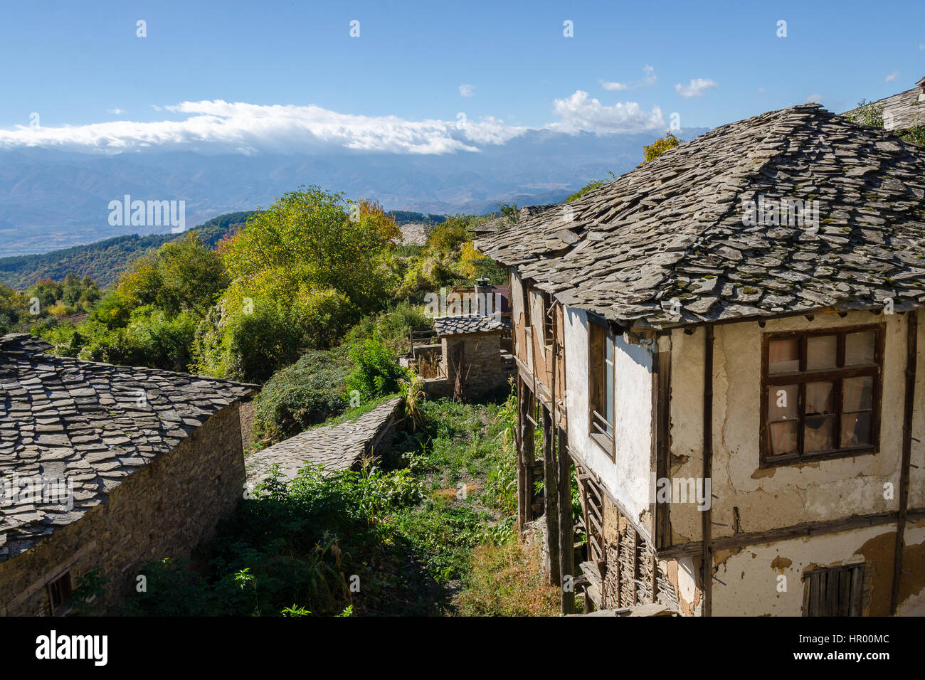 Vieilles maisons traditionnelles avec des toits en ardoise à Leshten, Bulgarie Banque D'Images