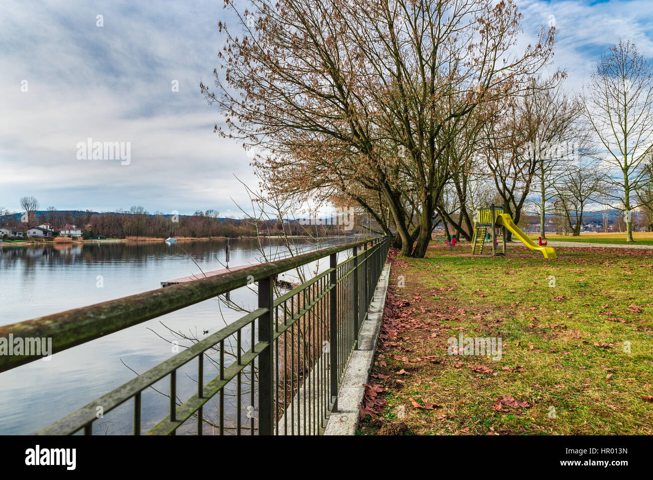 Le Lac Majeur, Sant' Anna, Italie. Parc public avec des installations récréatives sur le lac Majeur, près du petit village de Sesto Calende, Varese Banque D'Images