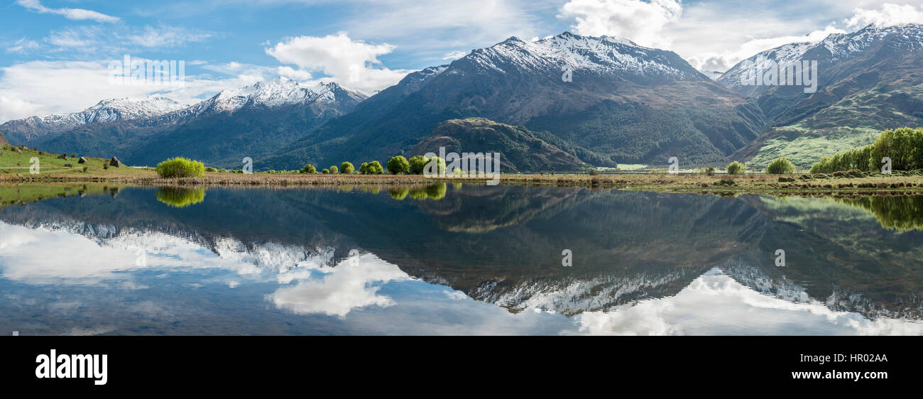 Gamme de montagne reflète dans un lac, Matukituki Valley, Mount Aspiring National Park, Otago, Nouvelle-Zélande, Southland Banque D'Images