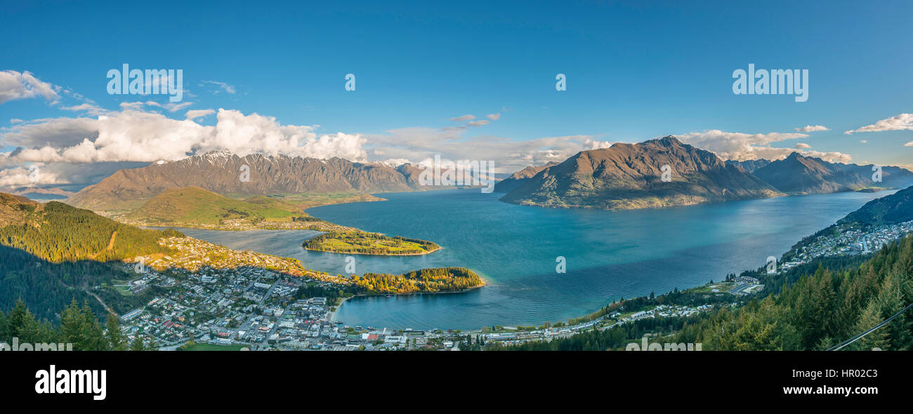 Vue panoramique, vue sur le lac Wakatipu et Queenstown, Ben Lomond Scenic Reserve, toits de Queenstown, Otago Southland, Région Banque D'Images